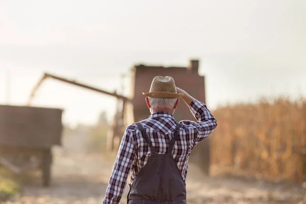 Agricultor na frente da ceifeira — Fotografia de Stock