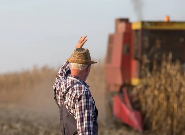 Landwirt vor Mähdrescher — Stockfoto