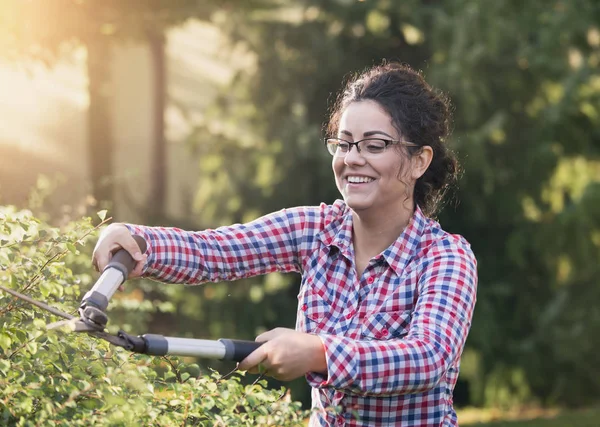 Cobertura de corte de mujer en el jardín — Foto de Stock