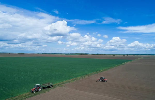 Imagem Aérea Trator Que Trabalha Campo Tiro Tempo Mola Drone — Fotografia de Stock