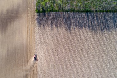 İlkbaharda insansız hava aracından çekilen çekici alanın hava görüntüsü