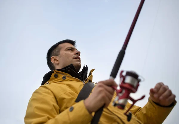 Primer Plano Del Carrete Pesca Disparando Desde Perspectiva Rana — Foto de Stock