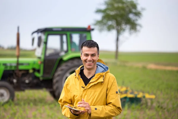 Sorridente Bel Contadino Che Tiene Tablet Nel Campo Mais Fronte — Foto Stock