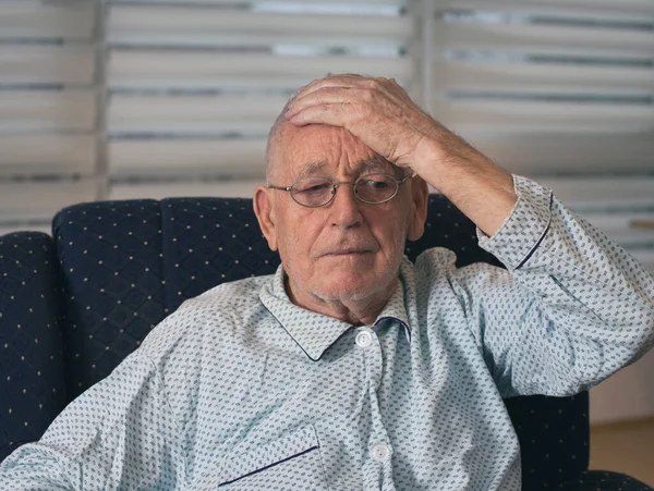 Oude Man Met Hoofdpijn Zittend Een Fauteuil Thuis Een Pyjama — Stockfoto