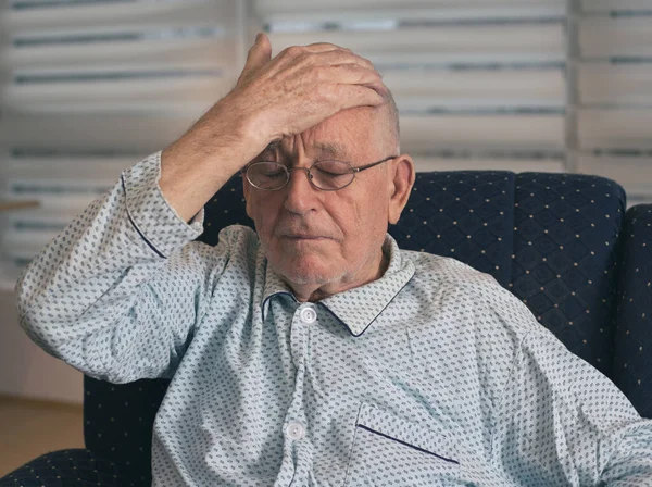 Oude Man Met Hoofdpijn Zittend Een Fauteuil Thuis Een Pyjama — Stockfoto