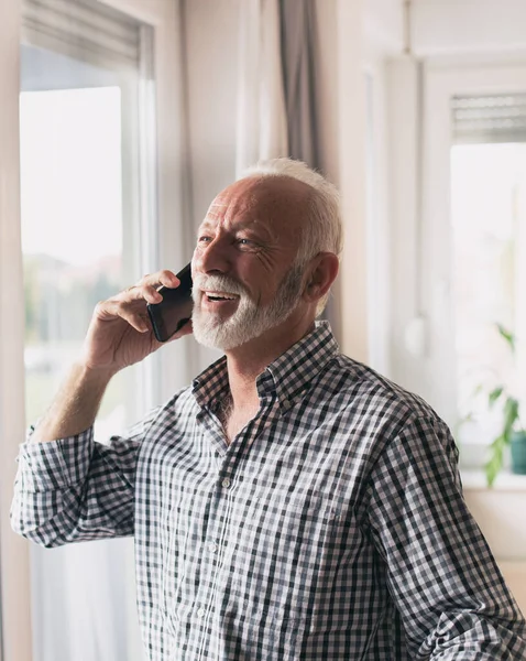 Vzrušený Starý Muž Košili Bílými Vlasy Vousy Mluví Telefonu Okna — Stock fotografie