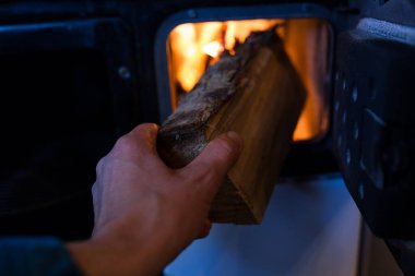 Erkeğin elini kapat, odun ocağını ateşe ver. Geleneksel ısıtma ve pişirme kavramı