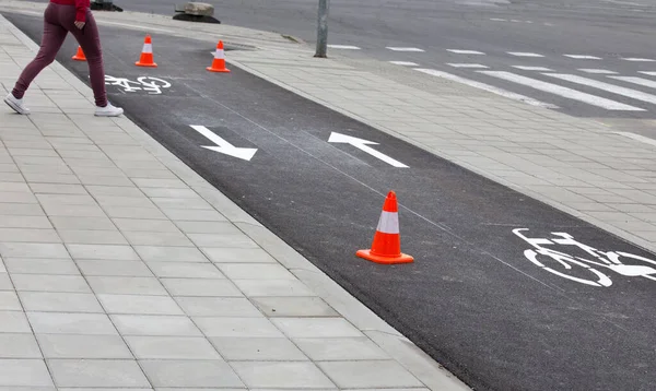 New Bike Lane Fresh Paint Symbols Safety Barriers Fresh Asphalt — Stock Photo, Image