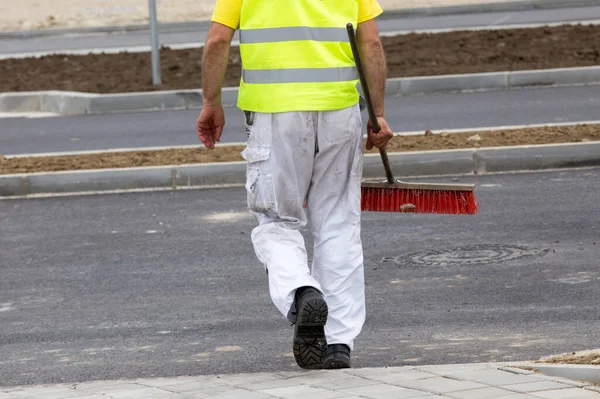 Achteraanzicht Van Werknemer Met Veegborstel Bouwplaats — Stockfoto