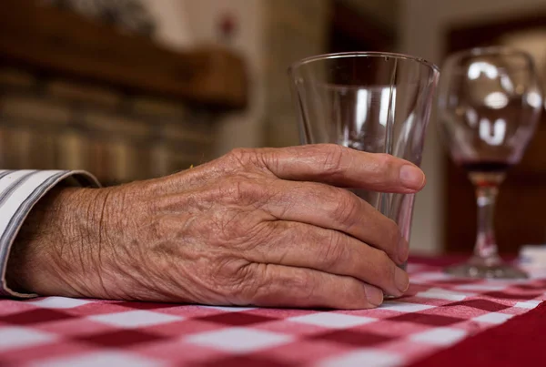 Närbild Gubbens Hand Håller Glas Vatten Vid Bordet — Stockfoto