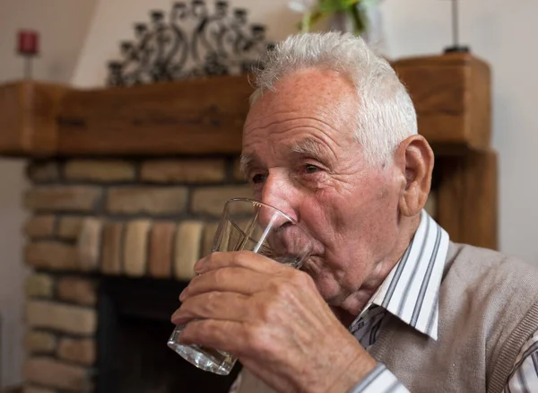 Viejo Bebiendo Agua Vidrio Mesa Casa Concepto Hidratante Tercera Edad — Foto de Stock