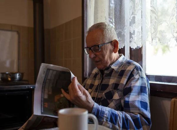 Hombre Mayor Con Anteojos Leyendo Periódico Mesa Interior Vendimia Casa — Foto de Stock