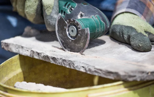 Närbild Arbetarens Händer Med Handskar Cuttiln Vanligt Tak Kakel Med — Stockfoto