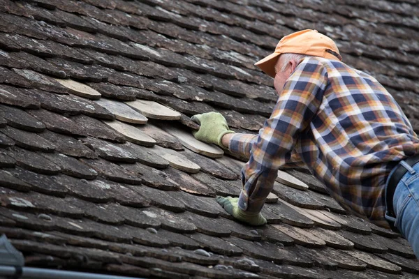 Starší Muž Opravuje Obyčejné Dlaždice Staré Střeše Doma — Stock fotografie