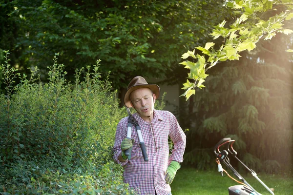 Ritratto Uomo Stanco Con Forbici Giardinaggio Piedi Accanto Alla Siepe — Foto Stock