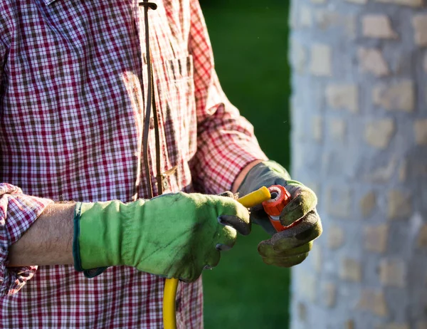 Sluiten Van Tuinier Montageslang Aan Gewricht Kraan Voor Het Besproeien — Stockfoto