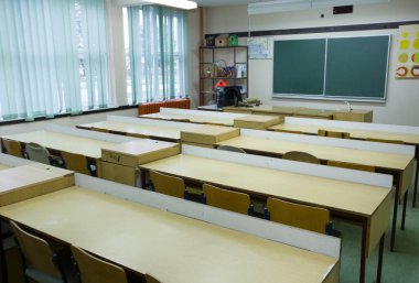 Covid-19 salgını sırasında boş bir sınıf. Güvenlik ve tavsiye edilen sosyal uzaklık ölçümleri ve evden öğrenim