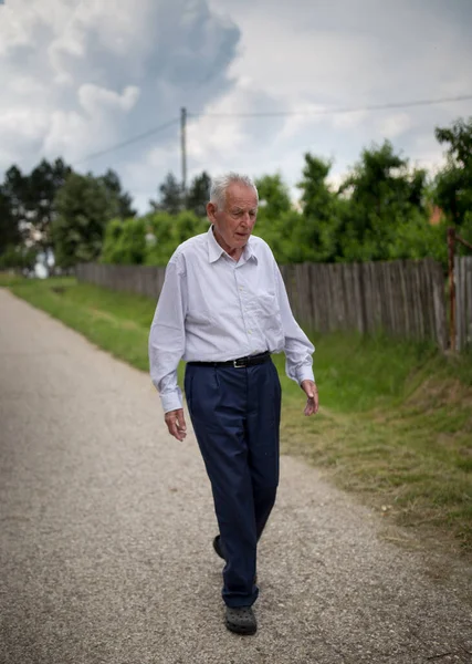 Hombre Mayor Caminando Por Camino Del Campo Junto Una Vieja — Foto de Stock
