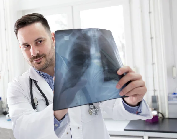 Médico Masculino Segurando Raio Dos Pulmões Verificando Condição Saúde Paciente — Fotografia de Stock