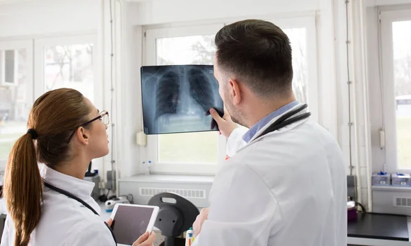Två Läkare Man Och Kvinna Tittar Röntgen Laboratoriet — Stockfoto