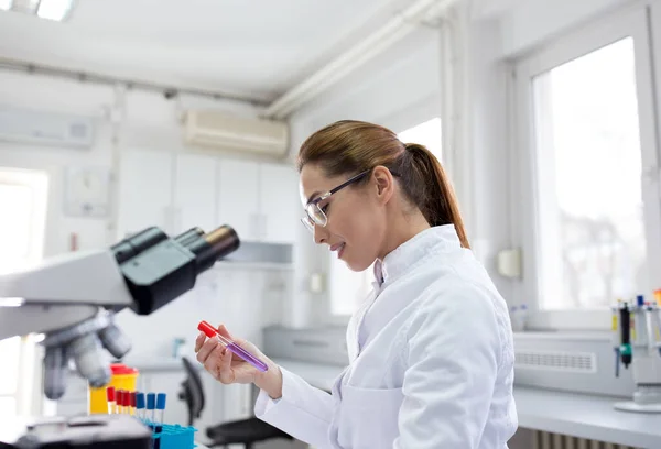 Biólogo Trabalhando Laboratório Com Amostras Tubo Ensaio Com Microscópio — Fotografia de Stock