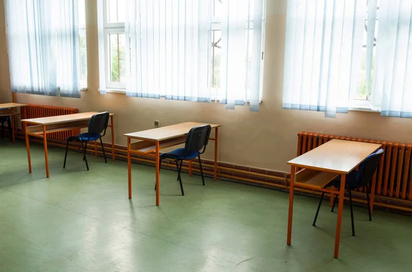 Leeres Klassenzimmer Mit Schreibtischen Abstand Von Metern Aus Sicherheitsgründen Nach — Stockfoto