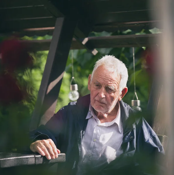 Porträt Eines Alten Traurigen Mannes Mit Deprimiertem Gesichtsausdruck Der Park — Stockfoto