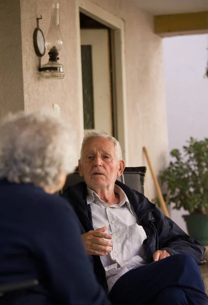 Homme Femme Âgés Assis Sur Terrasse Parlant Printemps — Photo