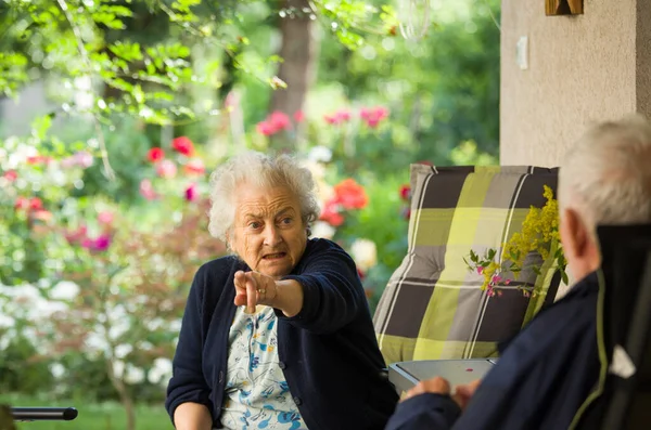 Starszy Mężczyzna Kobieta Rozmawiają Tarasie Pięknym Kwiatowym Ogrodem Tle — Zdjęcie stockowe