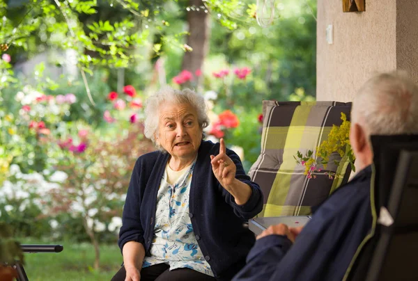 Uomo Donna Anziani Che Parlano Terrazza Con Bellissimo Giardino Floreale — Foto Stock