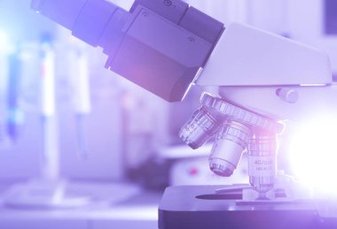 Laboratuvardaki sürgülü camdaki numunelerin üstündeki mikroskop lenslerini kapat