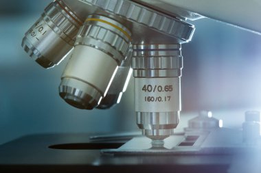 Laboratuvardaki sürgülü camdaki numunelerin üstündeki mikroskop lenslerini kapat