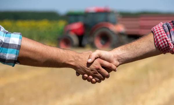 Agricultores Dando Mano Campo Delante Del Tractor Con Remolque Durante — Foto de Stock