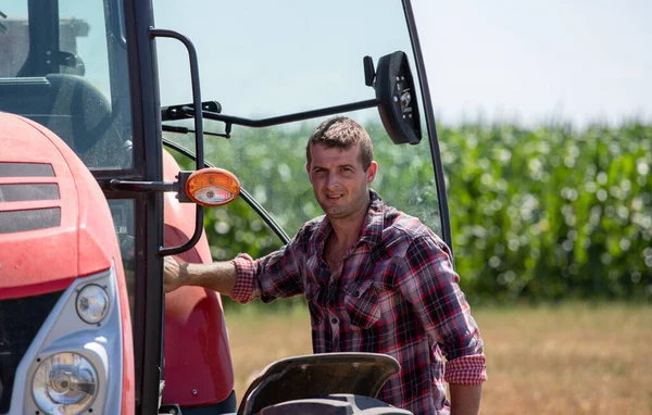 Bauer Karierten Hemd Betritt Traktor Bei Der Ernte — Stockfoto