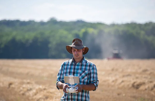 Agricultor Com Chapéu Segurando Controle Remoto Drone Supervisionando Colheita Campo — Fotografia de Stock