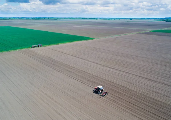 Imagem Aérea Campo Harrowing Trator Tiro Tempo Mola Drone — Fotografia de Stock