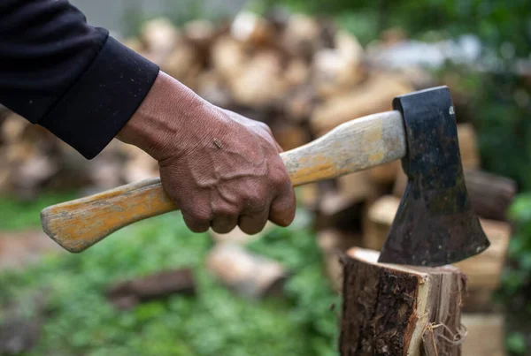 Close Old Man Hand Holding Splitting Woods Backyard — Stock Photo, Image
