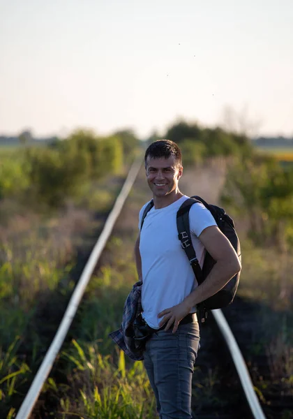 Schöner Mann Mit Rucksack Der Auf Schienen Steht Bereit Für — Stockfoto