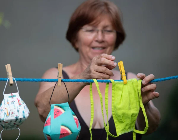 Senior Mulher Lavar Secar Máscaras Pano Segurança Cabide Jardim Durante — Fotografia de Stock