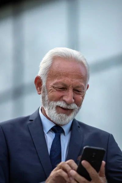 Retrato Hombre Negocios Mayor Sonriente Con Traje Corbata Escribiendo Teléfono — Foto de Stock