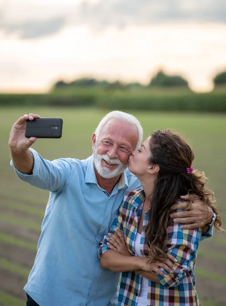 Baba Kızı Tarımsal Alanda Cep Telefonuyla Selfie Çekiyorlar — Stok fotoğraf