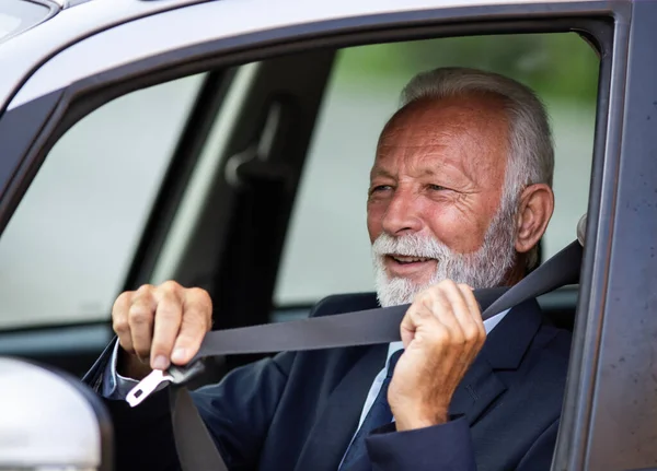 Idősebb Férfi Autóban Beköti Biztonsági Övet — Stock Fotó