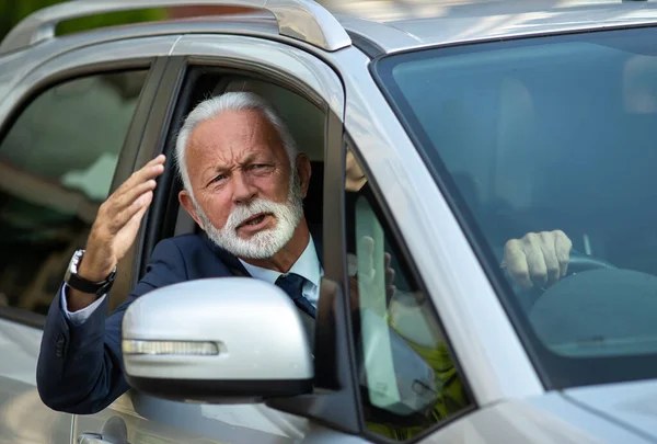 Frusztrált Ember Autót Vezet Kiabál Ablakon Keresztül Felemelt Karral — Stock Fotó