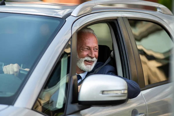 Ritratto Uomo Anziano Felice Abito Lavoro Guida Auto Con Gomito — Foto Stock