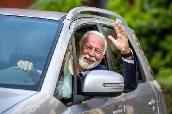 Feliz Hombre Mayor Agitando Mano Través Ventana Coche Gris — Foto de Stock