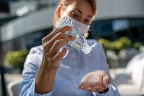 Primer Plano Mujer Negocios Con Máscara Facial Vertiendo Gel Desinfectante —  Fotos de Stock