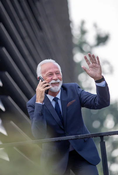 Lachende Volwassen Zakenman Staande Balkon Van Kantoorgebouw Praten Mobiele Telefoon — Stockfoto