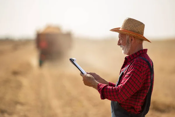 Ritratto Agricoltore Anziano Con Cappello Paglia Che Guarda Note Davanti — Foto Stock