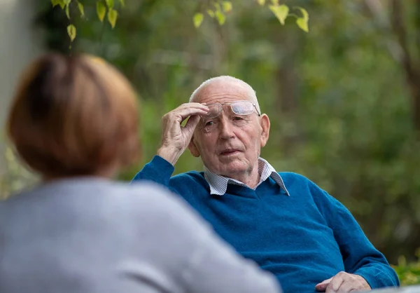 Retrato Del Hombre Mayor Hablando Con Esposa Parque — Foto de Stock