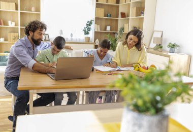 Aile masanın etrafında toplanır, projeler üzerinde çalışır ve doğal ışıkla dolu aydınlık oturma odasında birbirimizin arkadaşlığından keyif alırız.